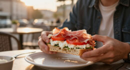 Panino Con Caprino, Pomodori E Prosciutto Crudo